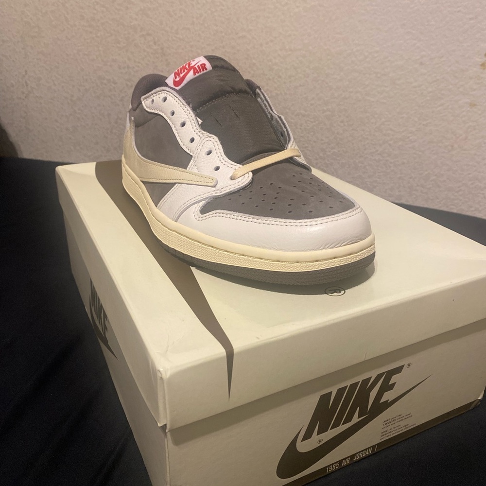 Brand new 100% authentic size 9.5 men